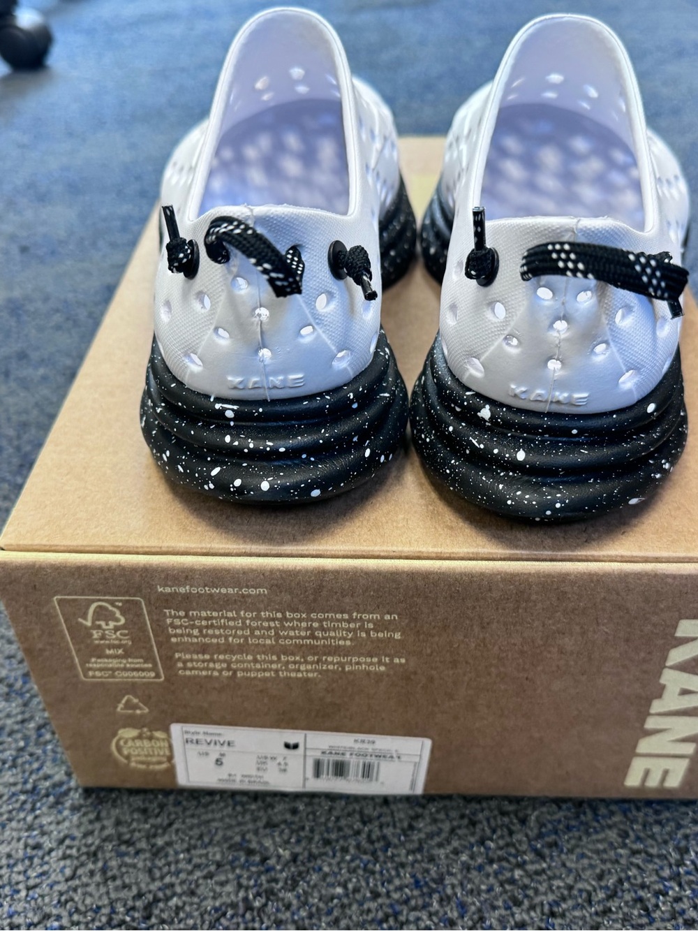 KANE Recovery Shoes NEW IN BOX White/Black Speckle Size M5/W7 - Picture 3 of 8
